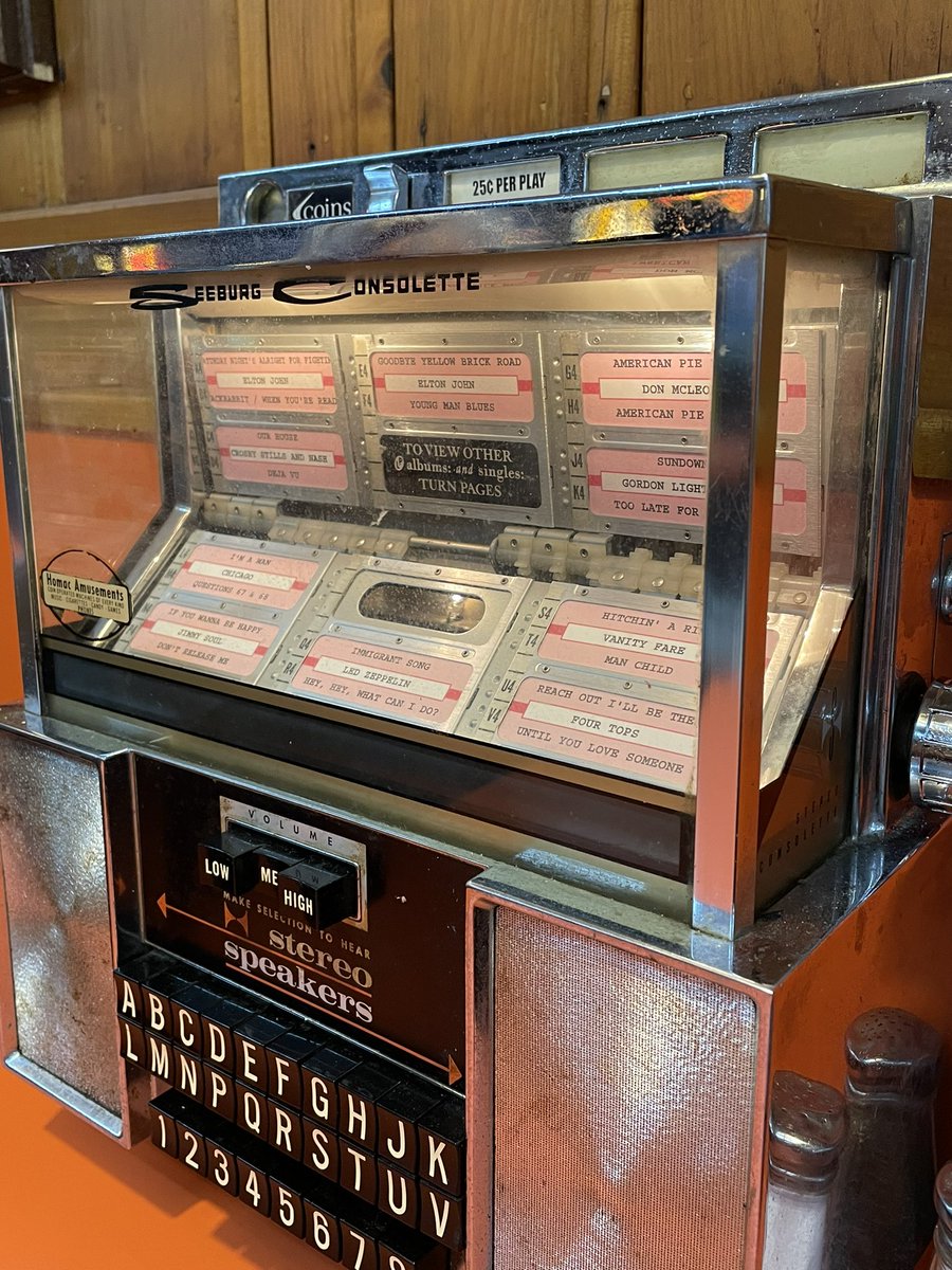 ibakeforaliving's tweet photo. I haven’t seen one of these in a looong time! #Seeberg #jukebox https://t.co/VCoRQHz3C7