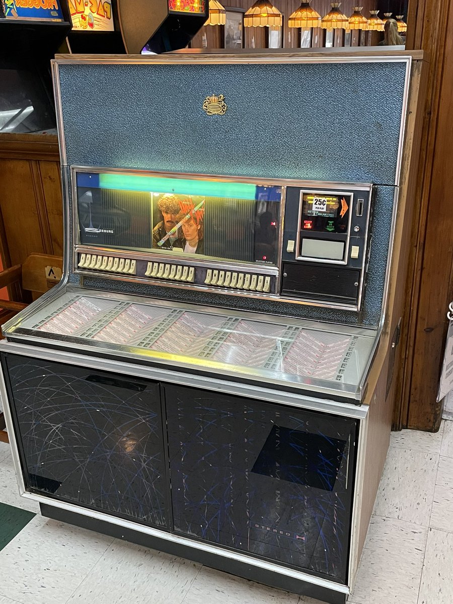ibakeforaliving's tweet photo. I haven’t seen one of these in a looong time! #Seeberg #jukebox https://t.co/VCoRQHz3C7