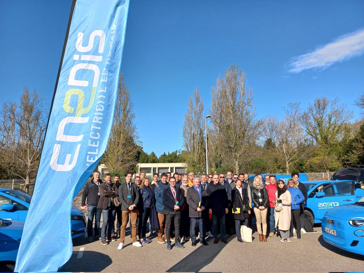 PierreHenryM's tweet photo. Ravi d'avoir réuni avec l'AVEM @voiturelec l'écosystème des #ElectricVehicles avec de nombreux opérateurs de recharge présents, merci à @Allego_FR #Ionity @go_Electra @PowerdotFR pour les visites de stations, merci au @GrandAvignon pour le bus élec ! Et à tous les participants ! https://t.co/k9H6MhaBhH