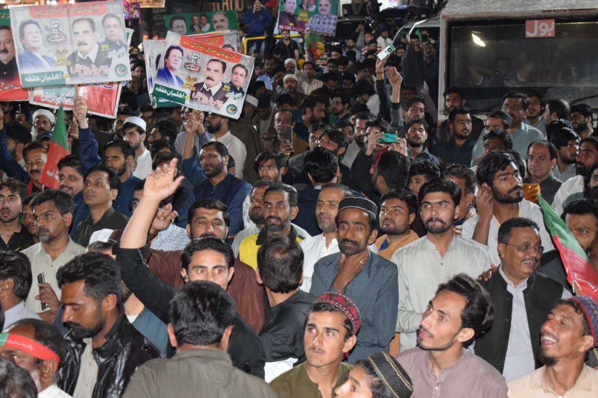 فیض اللہ کموکا صدر ویسٹ پنجاب تیمور علی خاں ضلعی جنرل سیکرٹری سٹی صدر PTI لطیف نذر کی قیادت میں گھنٹہ گھر فیصل آباد میں کارکنان آئین کی بالادستی کے حق میں دئیے گئے سپریم کورٹ کے فیصلے پر اظہار تشکر منانے کیلئے جمع۔ 

#یوم_تشکر