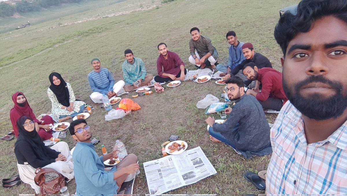 Sun, fun, and good food - what more could we ask for? 🌞🍔🍉 #perfectday #picniclife #memoriesinmaking"