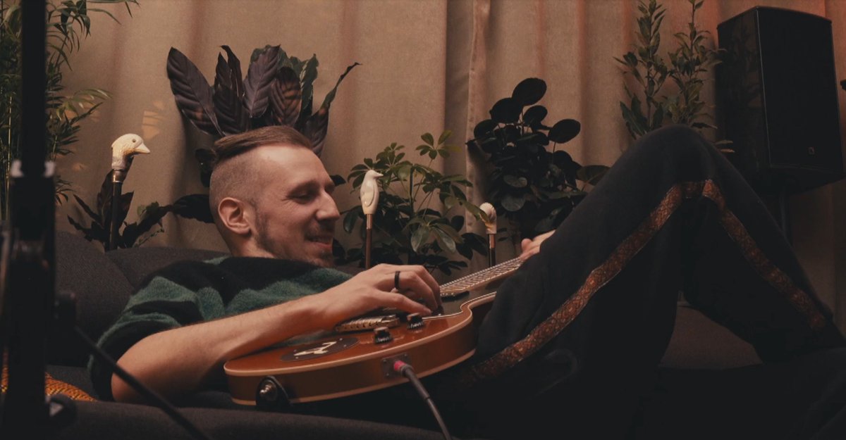 nadelhorst's tweet photo. Einmal so von jemandem angeschaut werden wie diese Gitarre von @alligatoah. https://t.co/9eiLtQVpgH