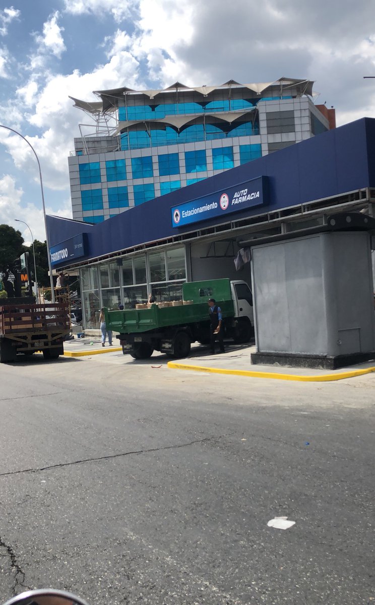 ymbback's tweet photo. Primera vez que veo como construyen un Farmatodo yo pensé que solo aparecían y ya https://t.co/R0hx8dYqWi