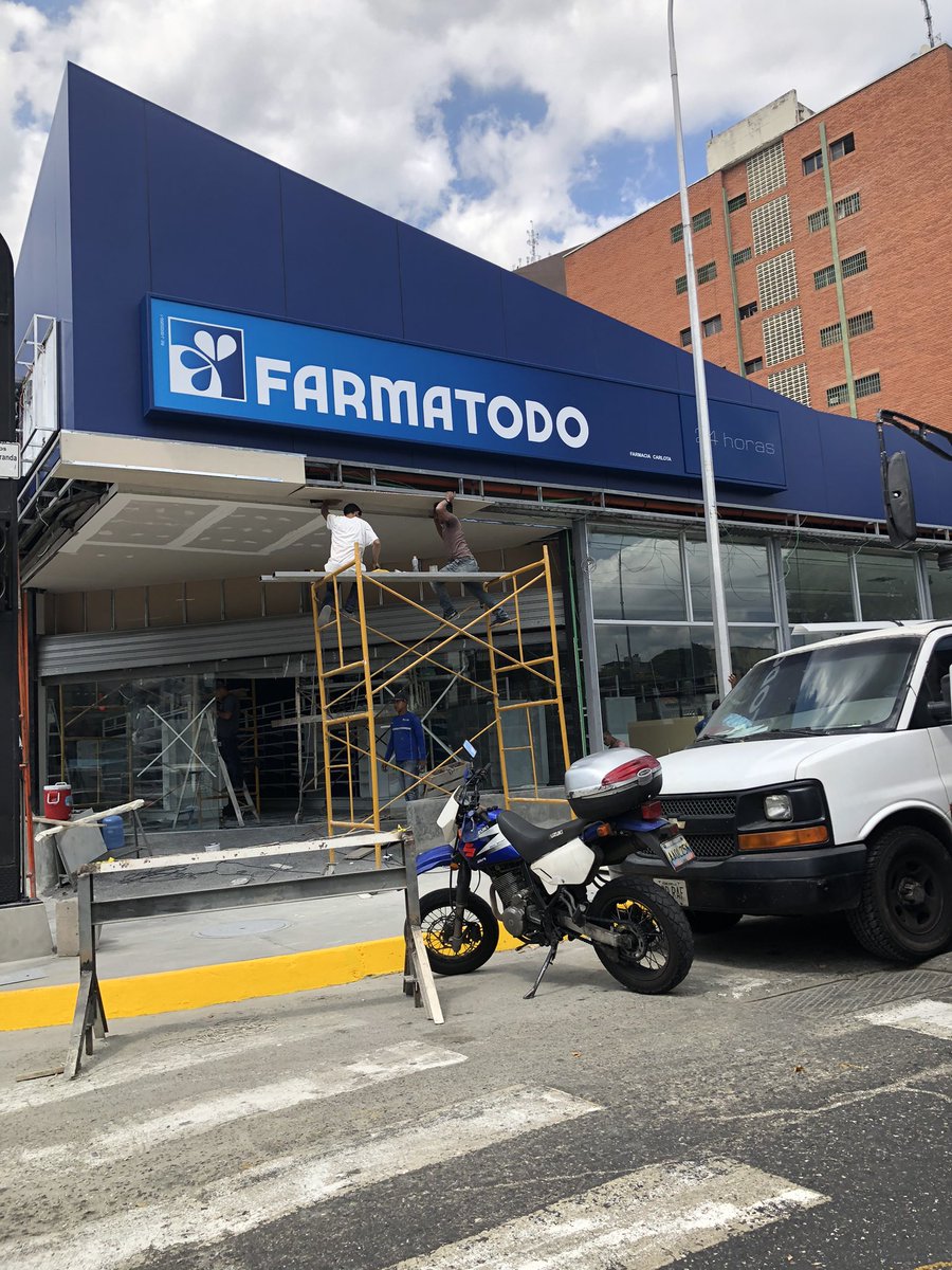 ymbback's tweet photo. Primera vez que veo como construyen un Farmatodo yo pensé que solo aparecían y ya https://t.co/R0hx8dYqWi