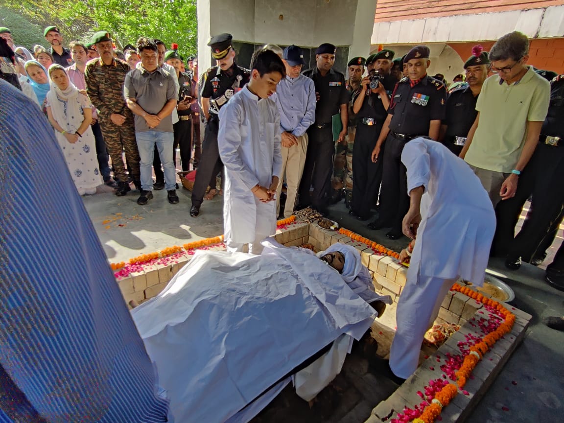 Saifullah24434's tweet photo. “I love you every day. And now I will miss you every day” ~

 left col Adity Dhiya  . 😭 https://t.co/xv5k37Npne