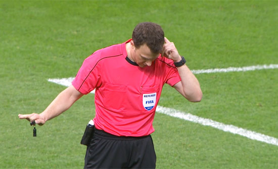 WinamaxSport's tweet photo. - Y a-t-il une raison de ne pas siffler penalty ?
- La main est contre le Real.
- Très bien. https://t.co/9kMvZQn3PH