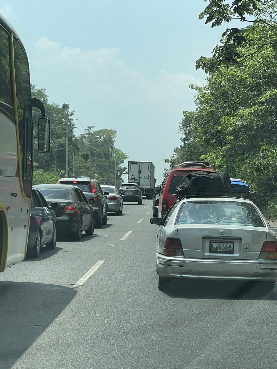 .@CIVguate en #Cocales ya existe más tráfico que en todos los tapones de #CiudadGuatemala 45 min para 2.2 kms!! URGE que terminen el trébol que tiene más de 10 años igual 😡😡