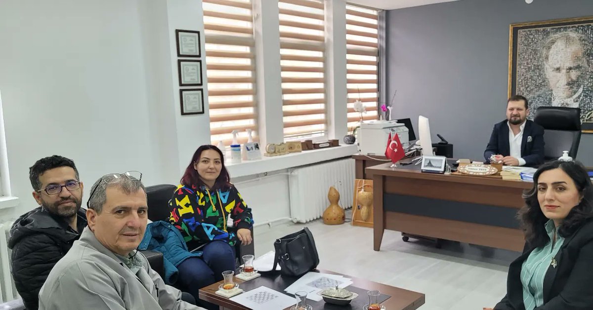 HarezmiKartal's tweet photo. lçe okullarimiz işbirliği kuruyor, Hârezmi Eğitim Modeli ile çocukların tasarımları yetenekli ellerde can buluyor.Öğretmen Selma Akay Ortaokulu uygulayıcı  öğrencilerimiz teneffüs çarpışmalarını en aza indirmenin yolunu oyunla çözme yolunu deniyor.
@istanbulilmem
@DilekMaden11 https://t.co/r2FLuPcOzE