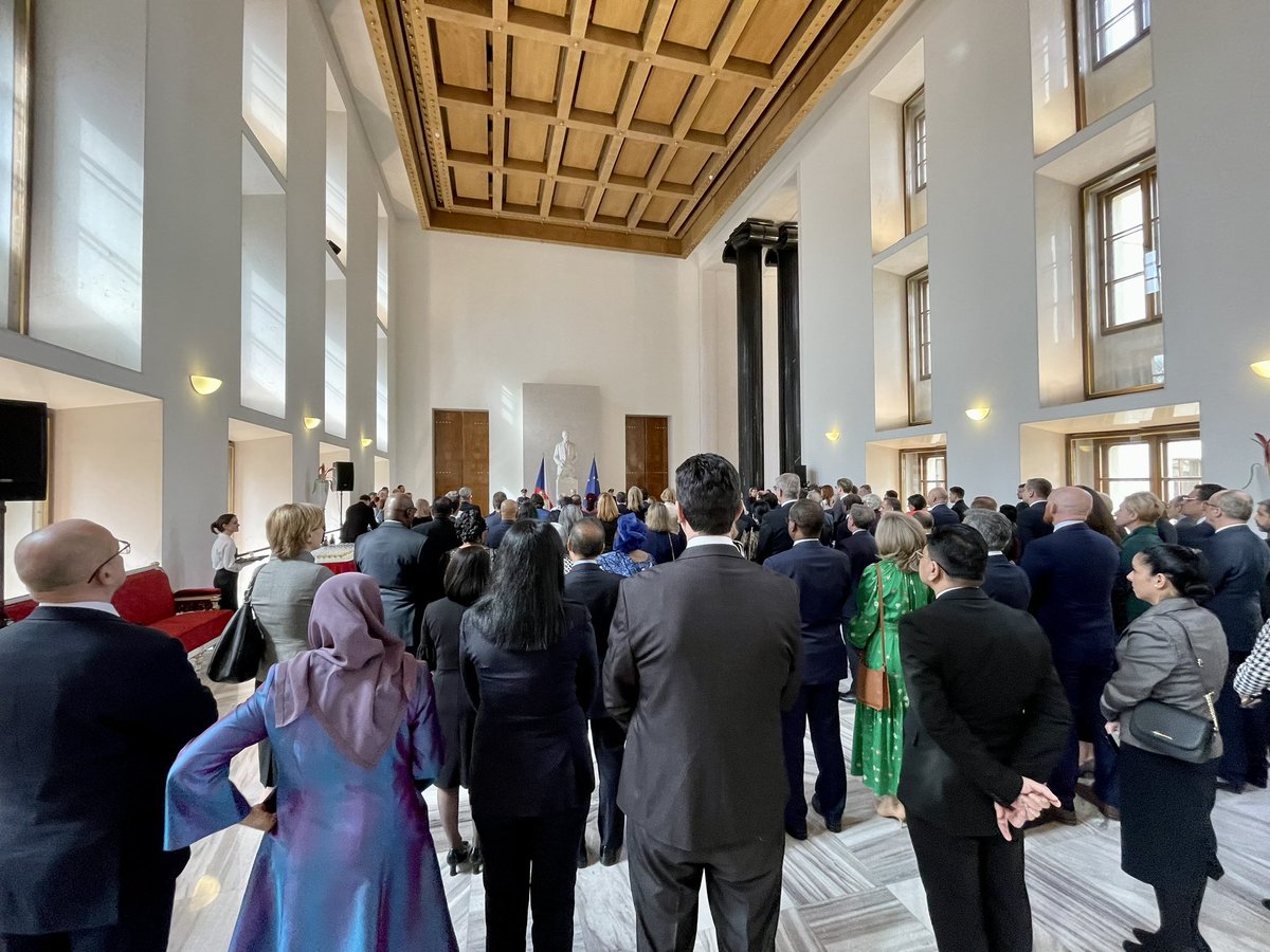 OSNPraha's tweet photo. Prezident 🇨🇿 republiky @prezidentpavel s manželkou Evou se dnes na Pražském hradě poprvé setkal se všemi velvyslanci států a vedoucími zastoupení mezinárodních organizací v ČR (@OSNPraha, UNICEF, @IomPrague a OBSE). Děkujeme za pozvání a přátelské přijetí. https://t.co/4HOaknygMu
