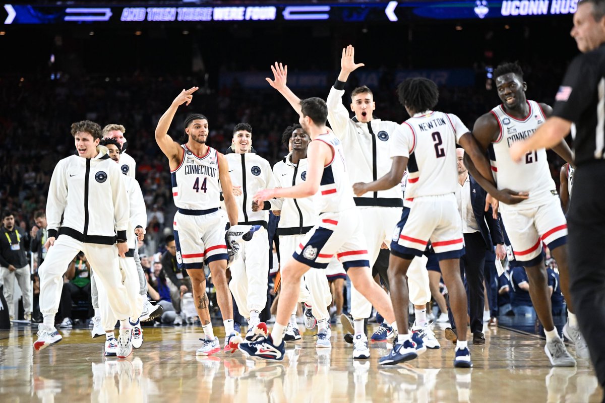 CoachMatJohnson's tweet photo. Houston Owes Me Nothing! NATIONAL CHAMPS!! #HU5KIES #TOPDOGS #5Ever 🏆💍 https://t.co/ZI36PO7X6L