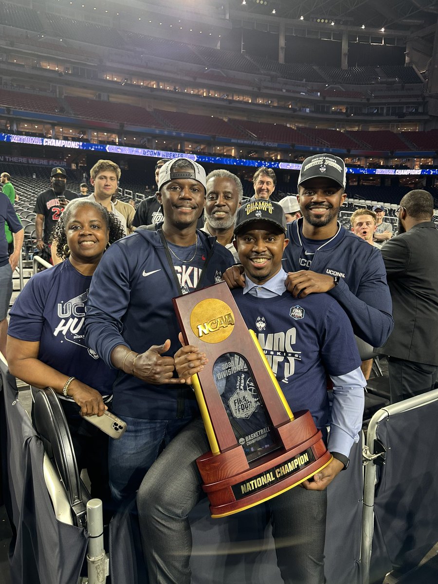 CoachMatJohnson's tweet photo. Houston Owes Me Nothing! NATIONAL CHAMPS!! #HU5KIES #TOPDOGS #5Ever 🏆💍 https://t.co/ZI36PO7X6L
