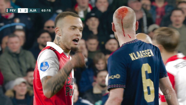 NOSsport's tweet image. Triest. Klaassen wordt na een opstootje geraakt door een voorwerp uit het publiek. Met bebloed hoofd gaat de Ajacied naar binnen en zijn teamgenoten ook. Het duel wordt bij een 1-2 stand gestaakt. #feyaja