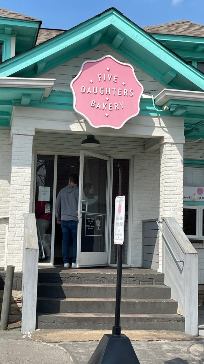 StephVic926's tweet image. OMG the cronuts from #fivedaughtersbakery are out of this world!!!!

Soooooooo fresh and soooooooo 🤤 yummy 

#nashville #springbreak #roadtrip #thevicidominis #andithoughtilovedyouthen