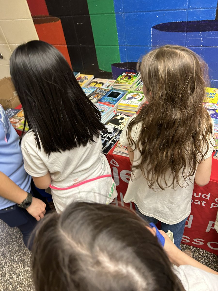 MsLeonardoClass's tweet image. Bingo for Books 2023. Books, pizza, popcorn and fun! What more could you ask for? 📚🍿🍕