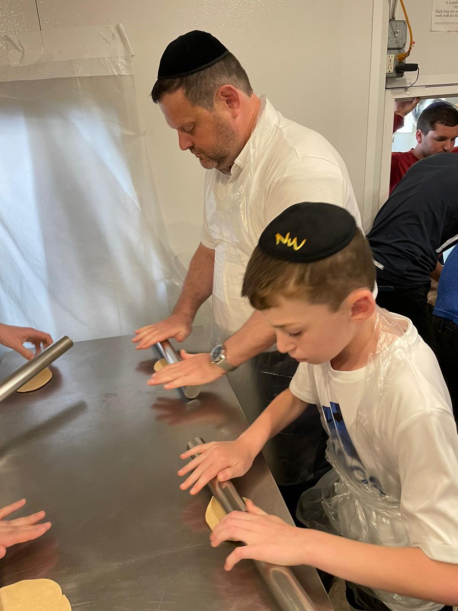 ChaskelBennett's tweet photo. Adding to the excitement of the upcoming passover holiday, we had the special opportunity to bake Erev Pesach matzoh today, a deeply held holiday custom. Wishing everyone a wonderful yom tov. #ChagPesachSameach #LetUsBeFree https://t.co/nViBsP4HHe
