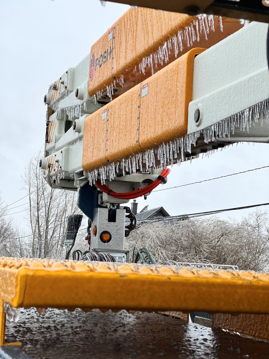 hydroquebec's tweet photo. Les précipitations de verglas des dernières heures causent présentement des #pannes dans plusieurs régions du Québec. Les pannes sont principalement causées par le poids du #verglas qui fait briser des branches et des arbres à proximité du réseau électrique et entrent en contact avec celui-ci.  

Les régions les plus touchées sont la grande région de @MTL_Ville, l'Outaouais, la Montérégie et les Laurentides.  

Plus de 500 personnes sont présentement sur le terrain afin de rétablir le service le plus rapidement possible. Comme l'événement météo est toujours en cours, d'autres pannes pourraient survenir et la situation peut encore évoluer sur le terrain. Il n'est donc malheureusement pas possible de donner de délai de rétablissement précis pour chaque lieu.

Merci de votre patience.