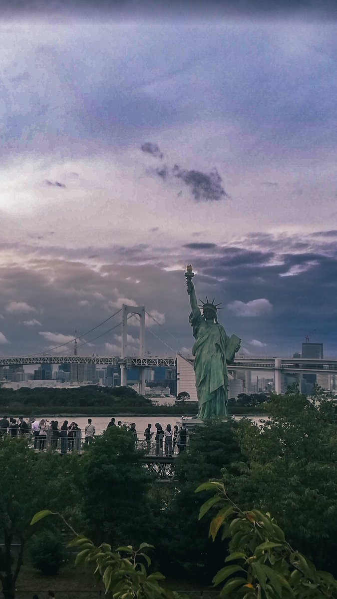 Stunning view in Odaiba, Tokyo: Rainbow Bridge, Statue of Liberty, and Tokyo Bay. Modernity and tradition blend seamlessly in this amazing city. #Tokyo #Odaiba #RainbowBridge #StatueofLiberty #TokyoBay