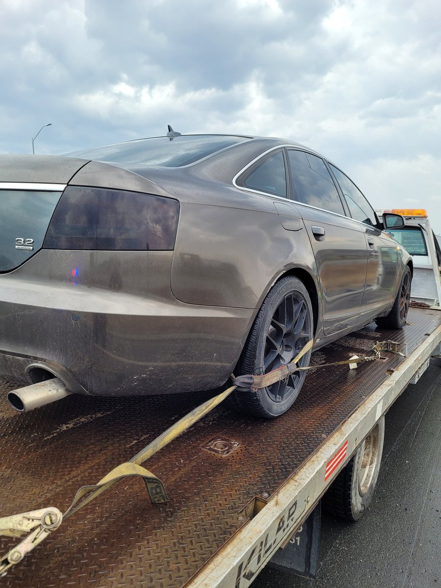 #NiagaraOPP just stopped another  #suspended driver with #noinsurance and #Cannabis readily available at #QEW/#GlendaleAve. The driver was served multiple #court summons and vehicle towed. ^kw
#DriveSafe
#EasterLongWeekend