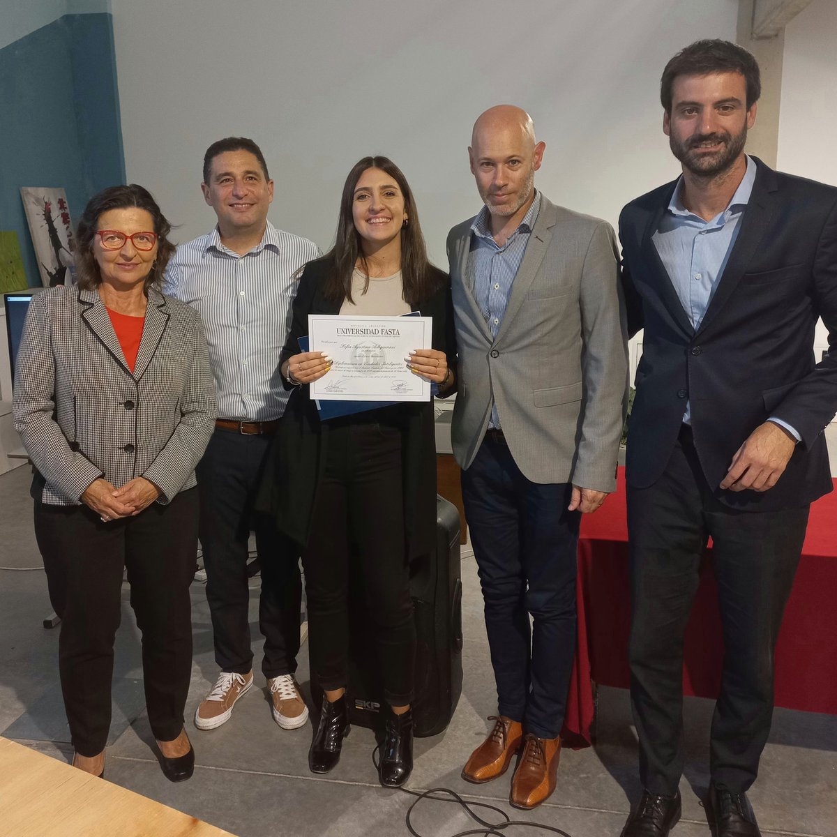 ¡Recibieron su certificado los primeros egresados de la Diplomatura en Ciudades Inteligentes! 💙👏

📲 Conocé más bit.ly/3ZDEuD6