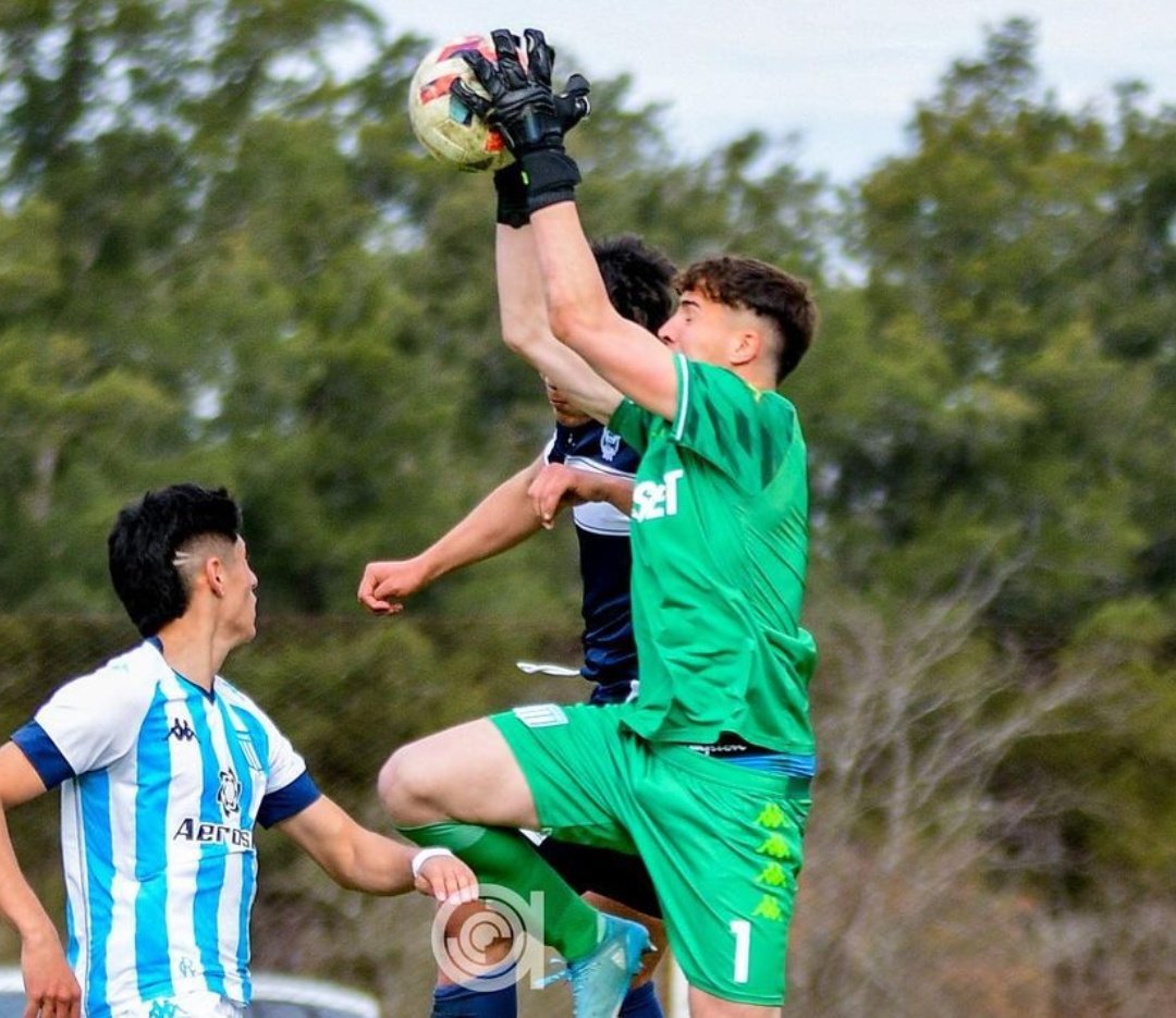 oreb_rc's tweet photo. Después, hay un arquero que le encanta. Mucho, y creo que es el mejor de las inferiores.
Se trata de Thiago #DeBellis, categoría 2005, que está en el selectivo de reserva y le tocó debutar en la primera fecha con Belgrano. De los que más seguridad me dan... https://t.co/tv4tfOQ5sN