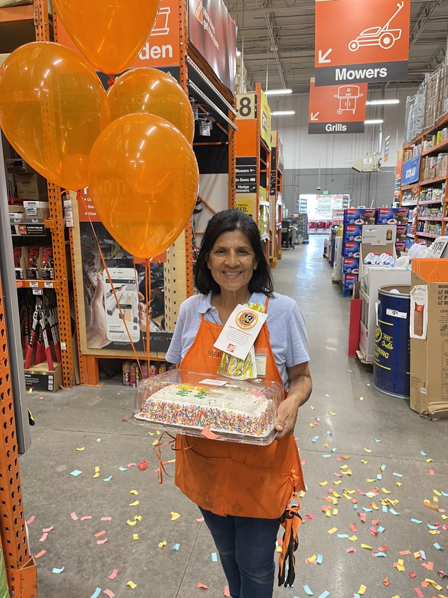 Jennifer0563's tweet photo. ITS ANNIVERSARY DAY today at 0563 🎉🎉🧡🧡 Congratulations to Marlene in garden 13 years with the company. Thank you for all that you do we appreciate you 🥳🥳🎉🎉🧡🧡🧡🧡 https://t.co/atc1eNsDd7