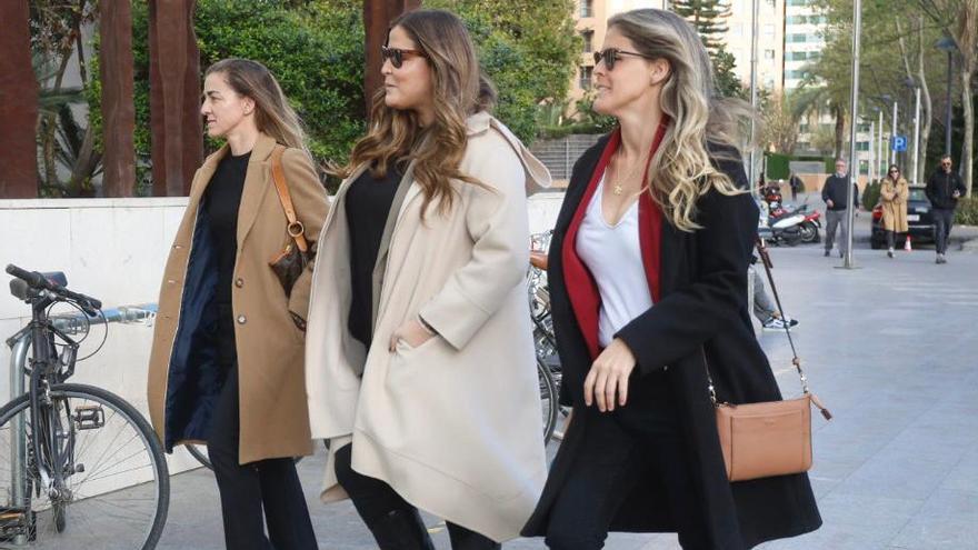 FonsiLoaiza's tweet photo. Son las sobrinas de Rita Barberá del PP de Valencia. Hoy han declarado en el Caso de corrupción Azud que su patrimonio proviene de un premio de la Lotería de Navidad. https://t.co/8Uw9jPO52f