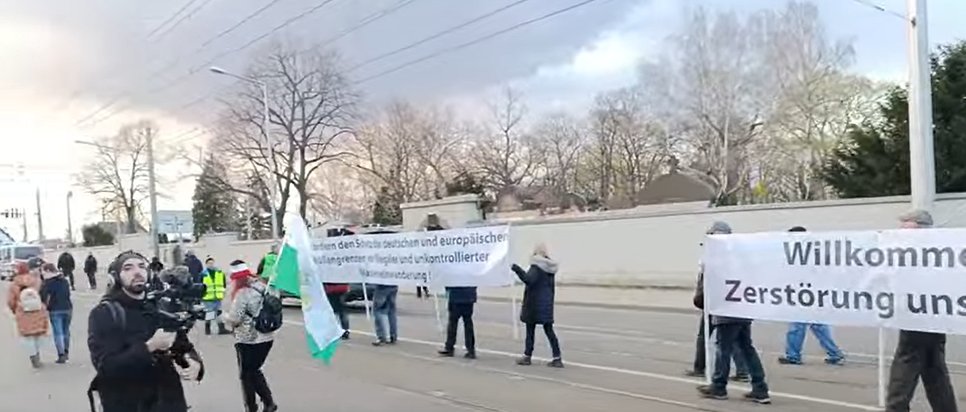 utopisdde's tweet photo. Keine 100 Leute, die sich heute an Schreibers rechtem Schreimob beteiligen wollten.
Standortwechsel führt halt immer zu Verlusten.
Nächsten Mittwoch wollen sie dann vom Leubener Rathaus durch Leuben und Niedersedlitz ziehen.
Vielleicht wird's dann noch weniger.
#dd0504 #dd1204 https://t.co/lJUpBs06Mc