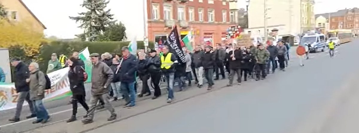 utopisdde's tweet photo. Keine 100 Leute, die sich heute an Schreibers rechtem Schreimob beteiligen wollten.
Standortwechsel führt halt immer zu Verlusten.
Nächsten Mittwoch wollen sie dann vom Leubener Rathaus durch Leuben und Niedersedlitz ziehen.
Vielleicht wird's dann noch weniger.
#dd0504 #dd1204 https://t.co/lJUpBs06Mc