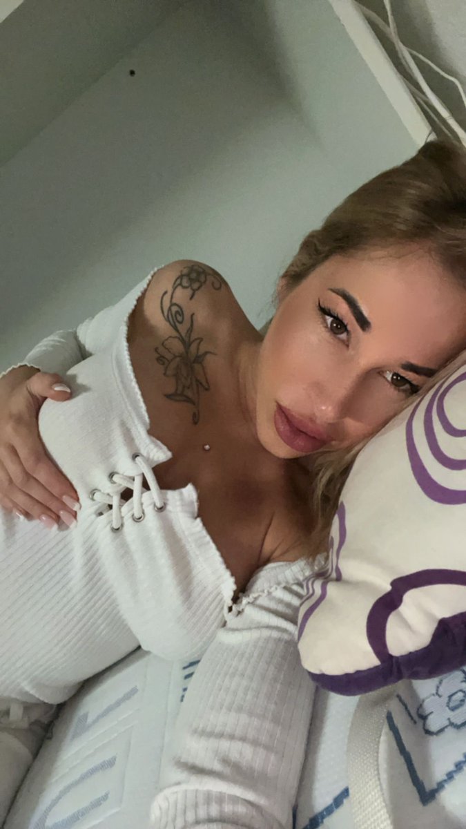 I need someone to cuddle with...any volunteers?

👉🏻 onlyfans.com/swetbarbiexxx?…