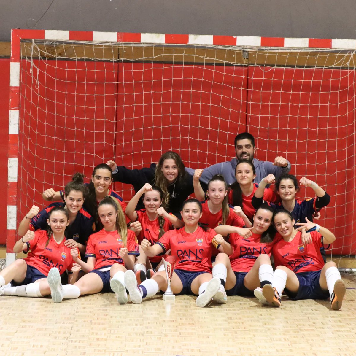 Futsal_Mataro's tweet photo. 🏆🏆🏆 https://t.co/Xtdu5nMlXg