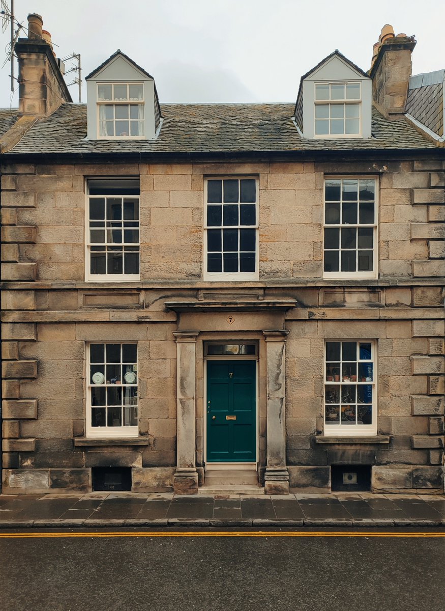 Handsome early C19th house, St Andrews. Lovely balance between the windows, doorpiece and raised quoins

#WindowsWednesday