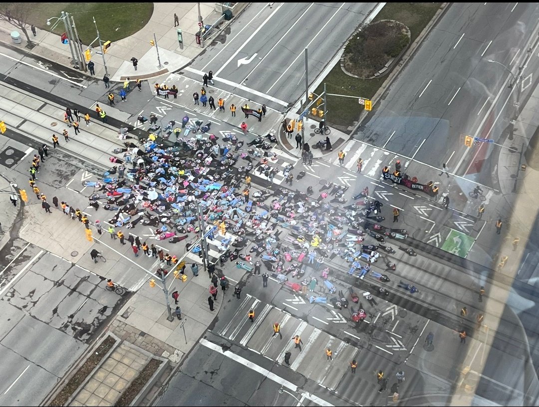 birgitomo's tweet image. Dear @fordnation 

Have you seen this? Nurses are out on the streets to demand better &amp;amp; to  stop privatization of healthcare. 

Nurses die-in to protest a collapsed health system. Nurses have had enough! Are you listening, Doug? #onpoli #onhealth #cdnpoli #StopPrivatization