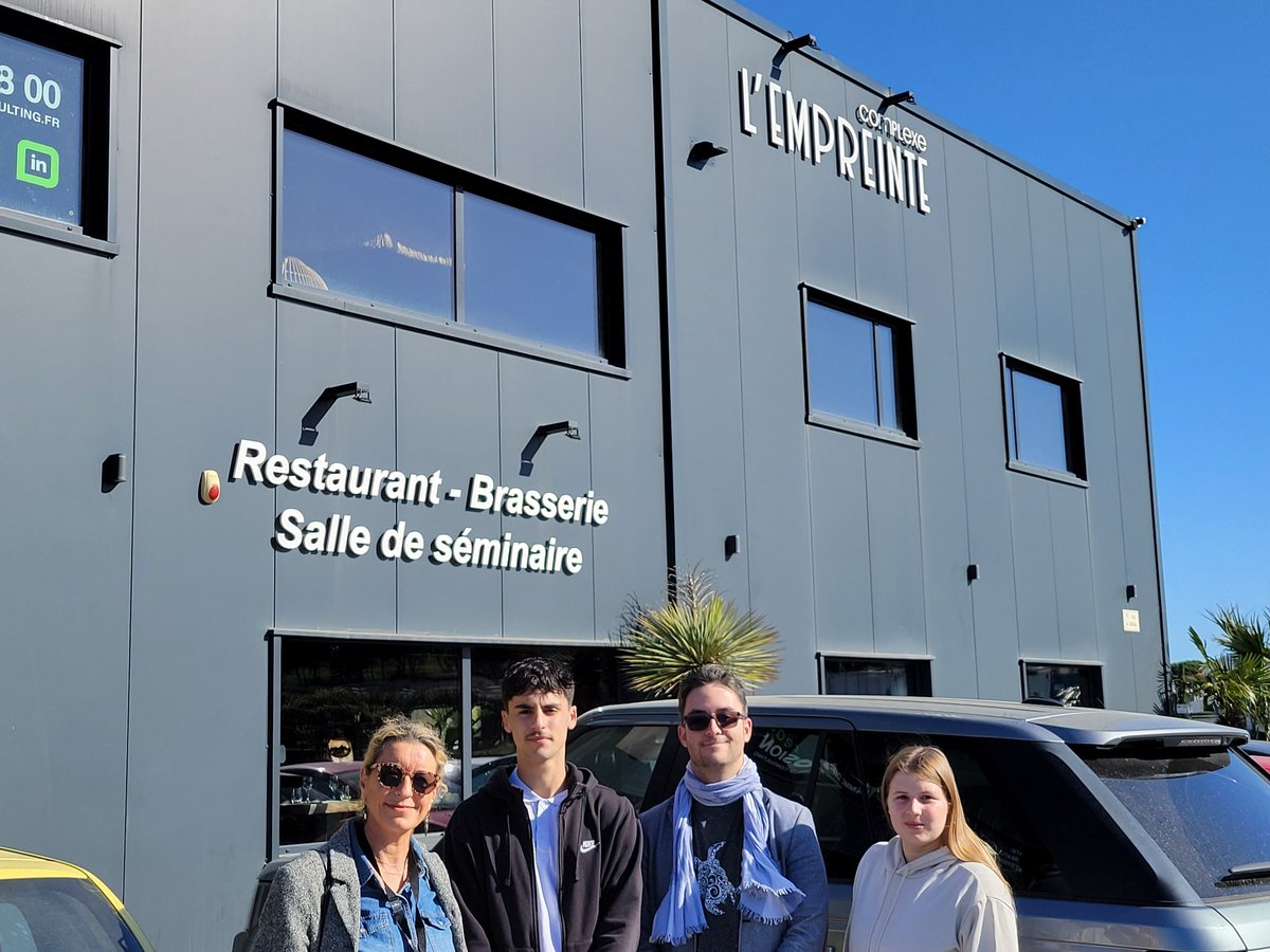 Steph66600's tweet photo. Visite #Lempreinte #SaintCyprien avec jeunes demandeurs d'emploi. 
Objectif ➡️ valoriser l'ensemble des métiers restauration pour susciter l'intérêt autour d'activités passionnantes apportant du plaisir pour les clients. 🍽🍝🥮🍧
Merci @EddyGeneste pour ton accueil et ta dispo !! https://t.co/pddt8NvDB8