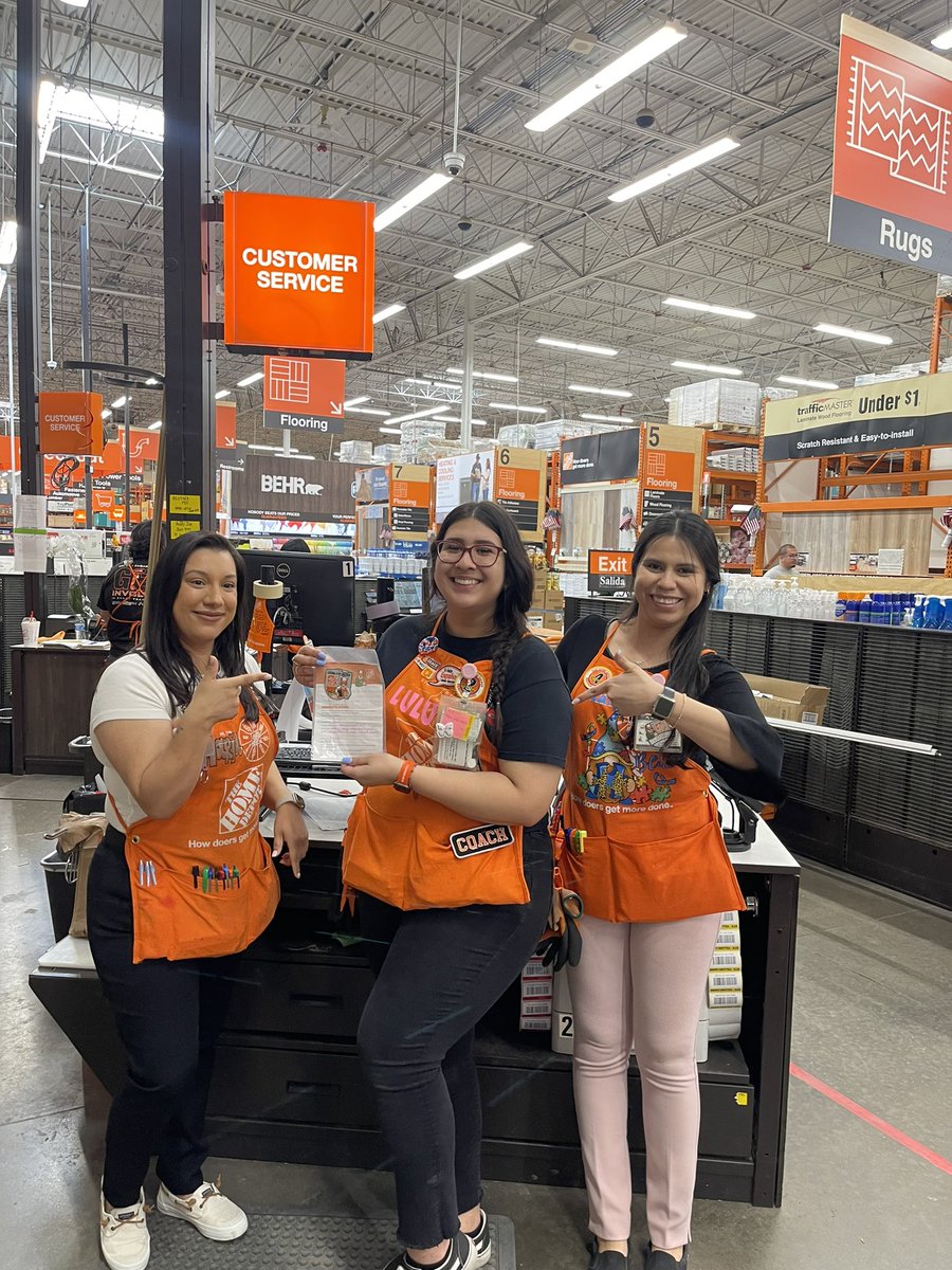 Jennifer0563's tweet photo. 🧡🚨 HOMER ALERT 🚨🧡 S/o to Lulu at service desk getting recognized from her department supervisor! Thank you for all that you do! Going above &amp; beyond! We appreciate you ! 🧡🧡 https://t.co/auFaWjRgso