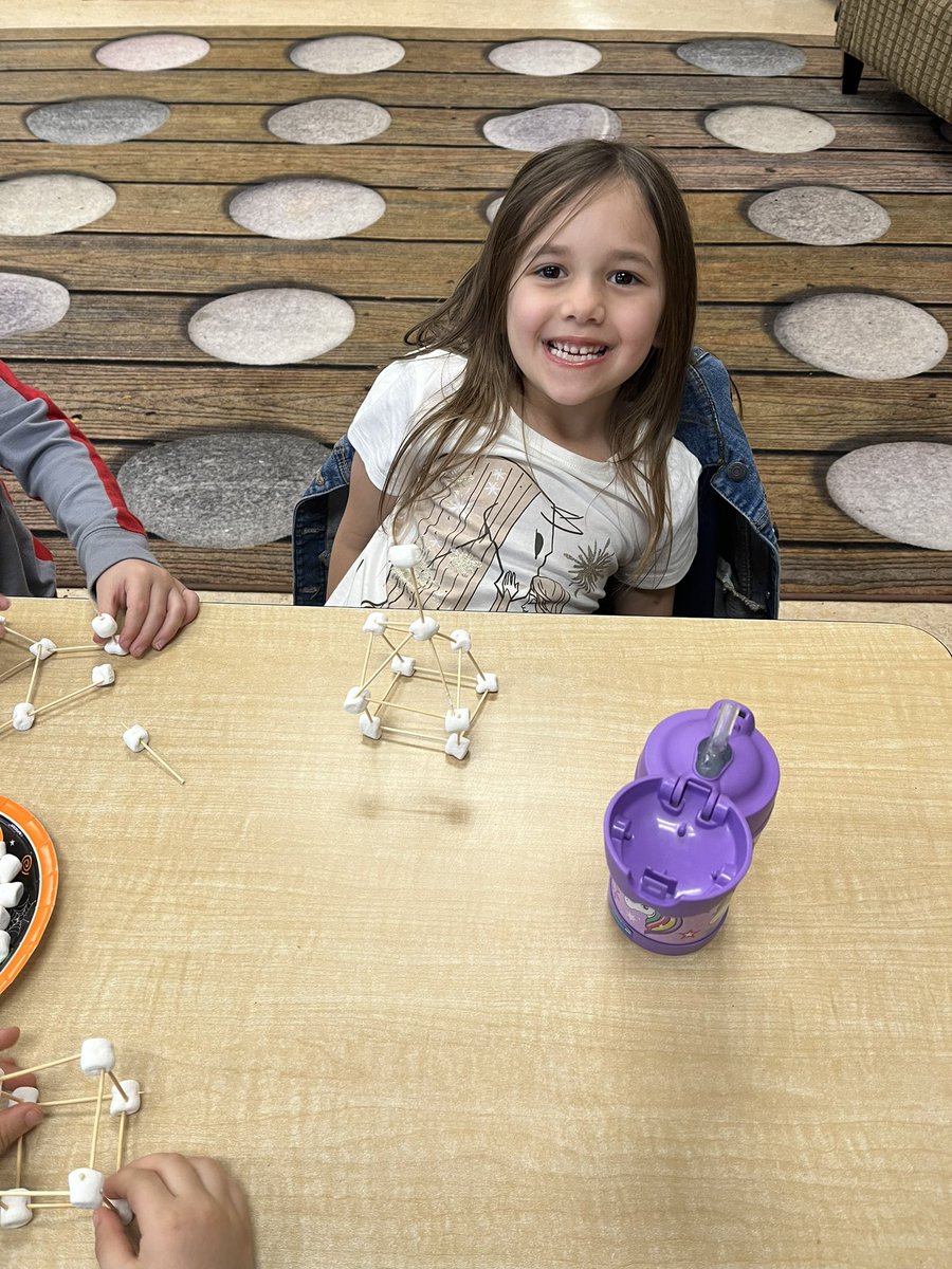 We’ve been learning a lot about 2D and 3D shapes so today we created our own using marshmallows and toothpicks! ▪️🔻🔸