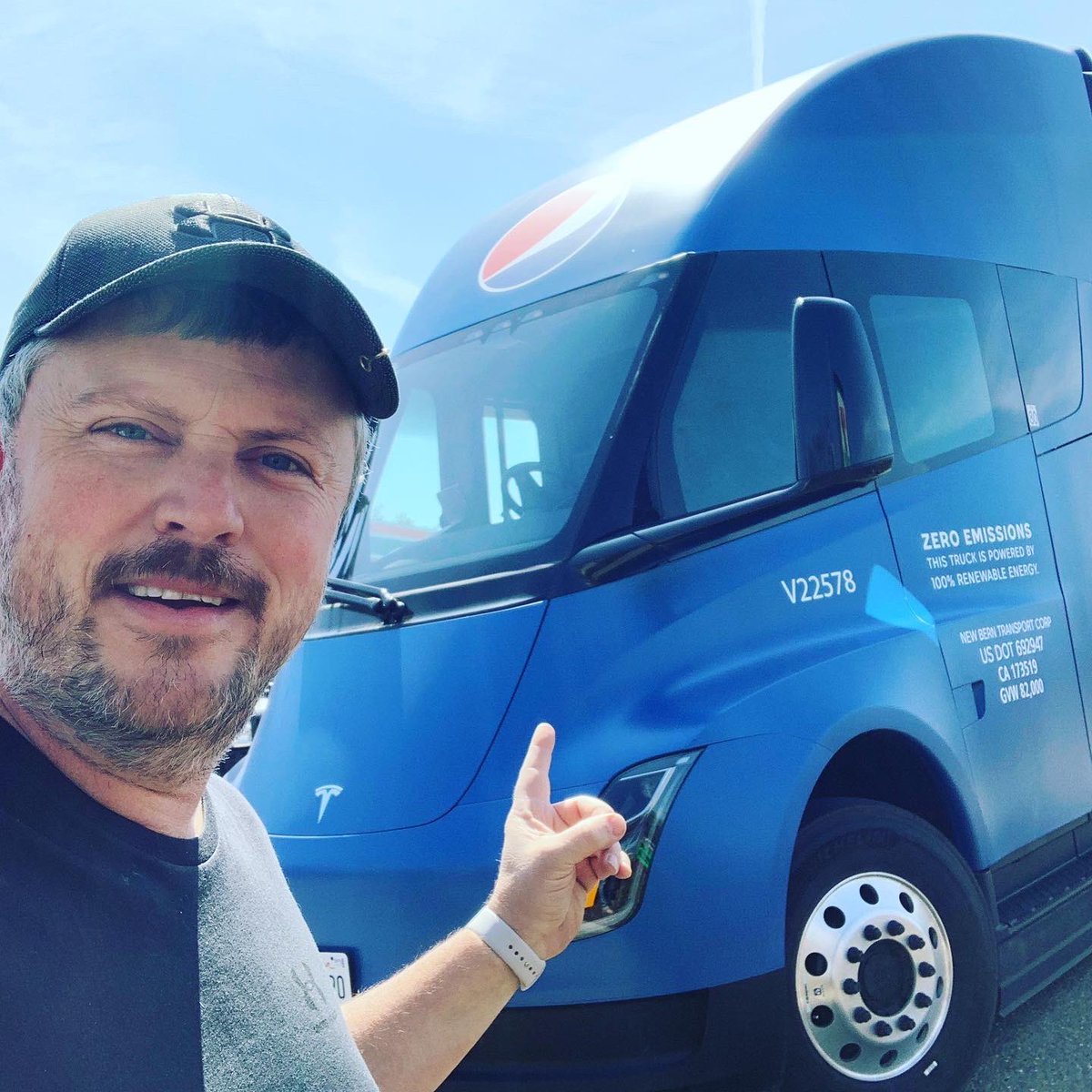 GoodNewsBus's tweet photo. We just saw one of the few #teslasemi trucks that are currently on the road.  Pretty cool! #pepsi #tesla @elonmusk https://t.co/aMedtS5I4g