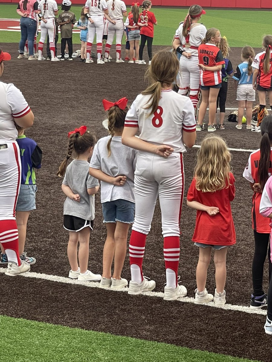 DahnkeTorrence's tweet photo. CSA night last night at our game! It was so fun seeing all of the younger softball stars at our game! Thank you for your support ❤️ @Crosby_Softball #crosbysoftball #pitcher #crosbycougars #playsoftball #girlsrule https://t.co/m8HG5giXMP