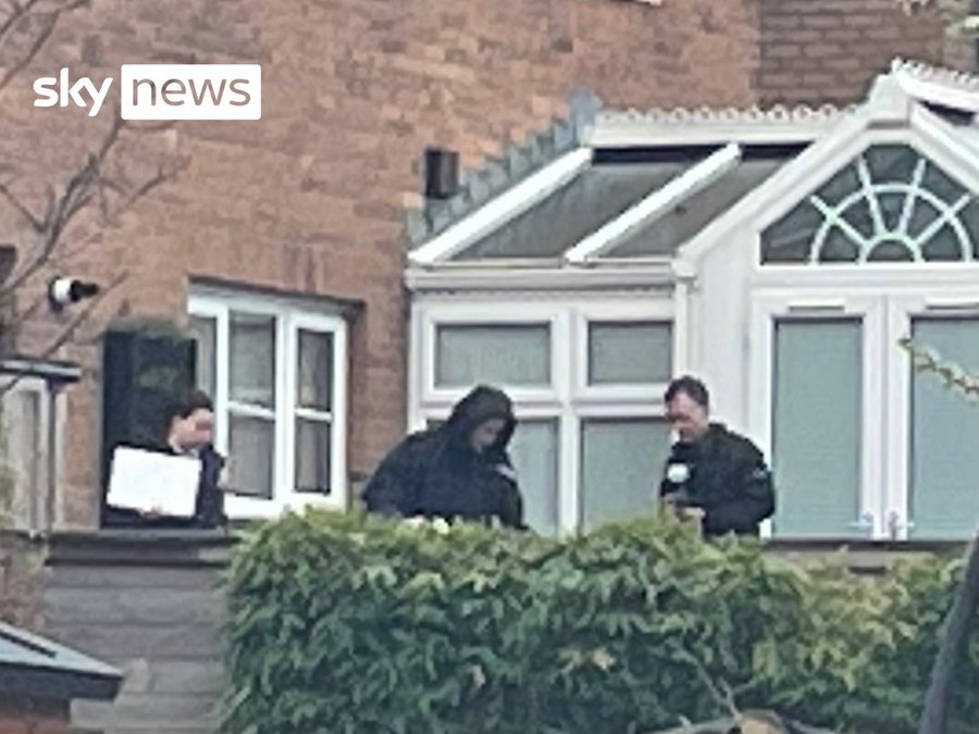 The busy's have been seen with a spade &amp; garden equipment in the rear garden of Peter Murrell and Nicola Sturgeon’s Glasgow home. Officers spotted with blue tarpaulin sheets, a stills camera and laptop as they examine the area around the garage. What the feck is goin' on, eh?