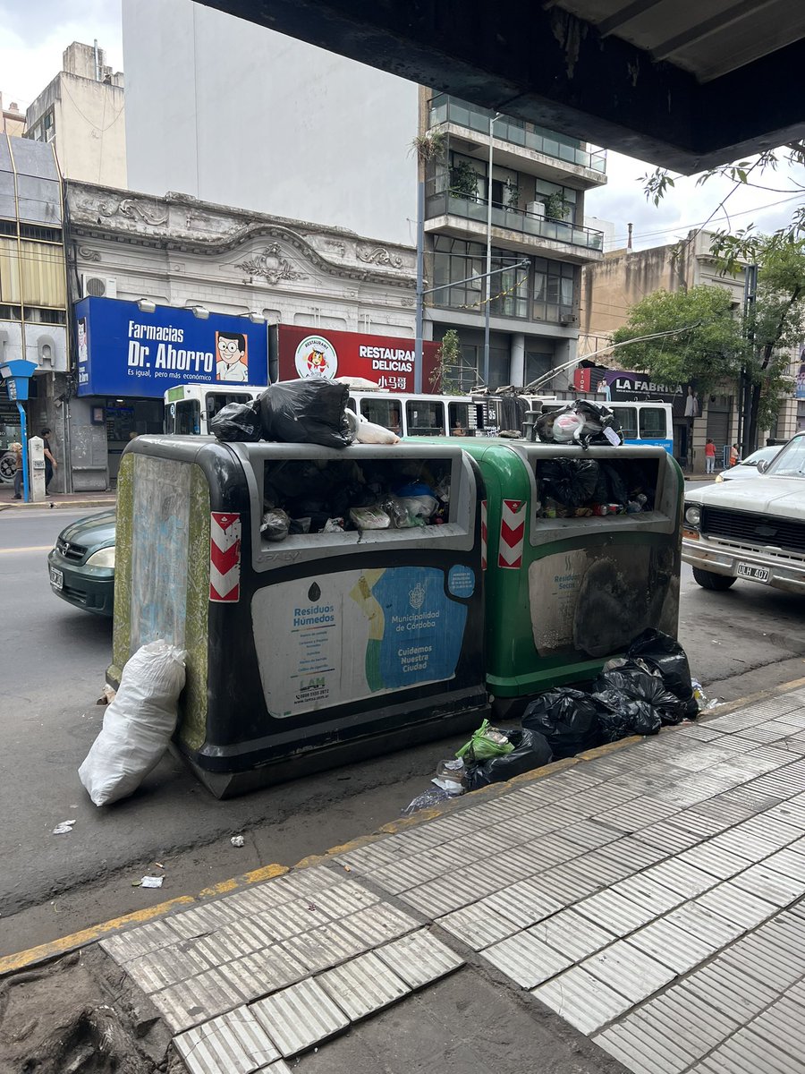 proxo's tweet photo. @MuniCba hola podrían solucionar el problema de los tachos de basura de Av Colón 270. Siempre están explotados de basura https://t.co/eYKLV123b2