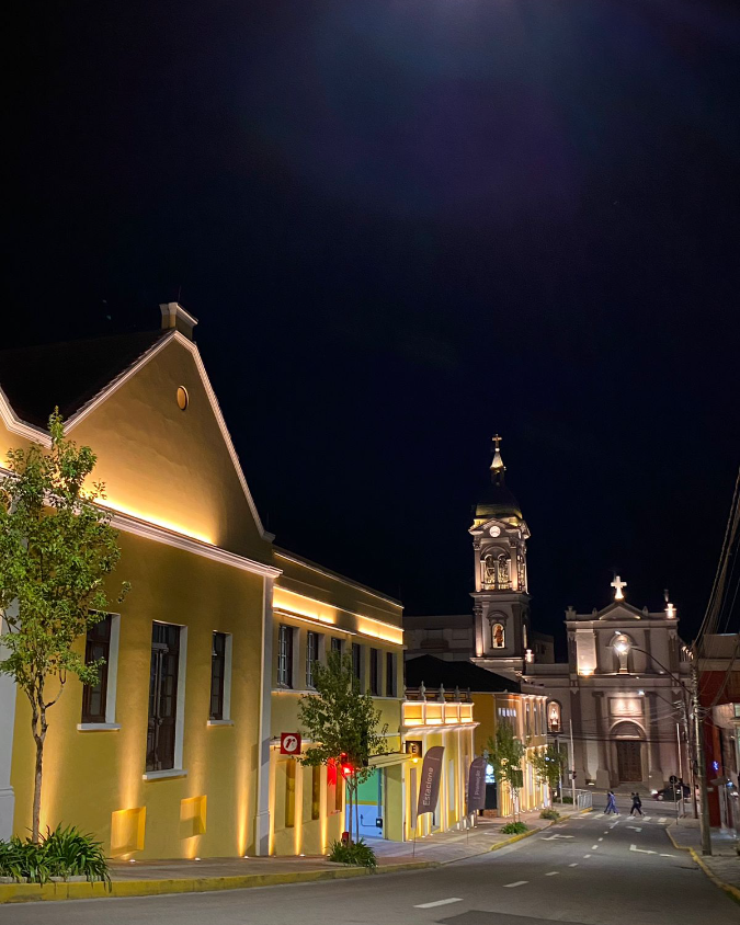 Turismo_Bento's tweet photo. E lá longe, a igreja Santo Antônio com sua torre iluminada!🌙✨
Foto: @marinespetroli
👉 #BentoPuraInspiraçao #TurismoBento #cittadelvino #valedosvinhedos #caminhosdepedra #encantosdeeulalia #valedasantas #cantinashistoricas #docepascoa #VisiteBento #Bentolovers #CurtaBento https://t.co/oMnQLjlMkw