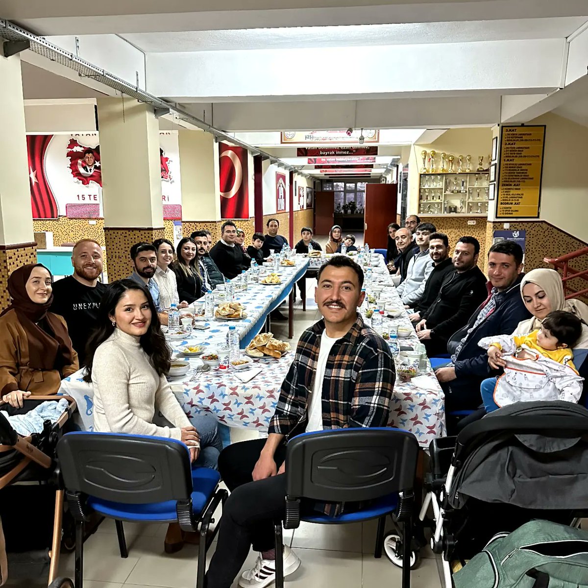 SMEEAL's tweet photo. BİZ KOCAMAN BİR AİLEYİZ...
İdareci ve öğretmenlerimizin katılım gösterdiği, birlik, beraberlik ve dayanışmayı yansıtan iftar programını okulumuzda gerçekleştirdik. Programın hazırlanmasında emeği geçen öğretmen ve idarecilerimize teşekkür ediyoruz. https://t.co/sMIt8Z6g5j
