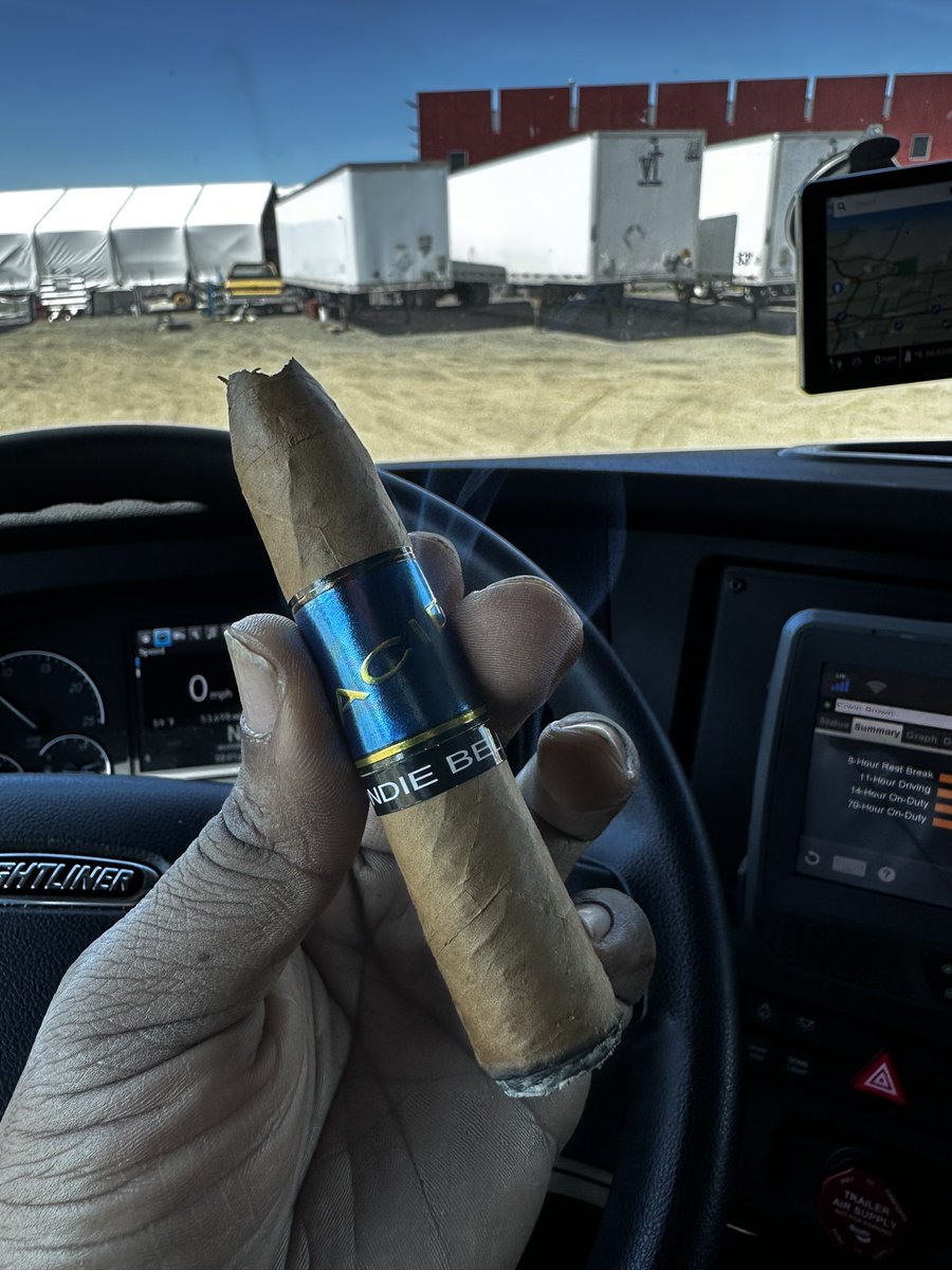 Polo773's tweet photo. Round 2💨💨💨  #roadrunner #acidcigars #cotd #cigarsociety https://t.co/qdKibZcXlh