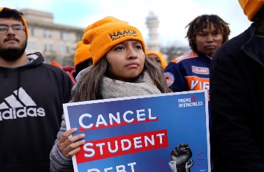 EdAssistBH's tweet photo. Women graduate with $2,700 more #studentdebt than men on average, taking longer to repay it due to accruing interest. @USATODAY examines the reasons behind this gender gap as we await the Supreme Court's decision on mass #studentloanforgiveness.

👉https://t.co/WElXMYoDUM https://t.co/fuL7VUDMT8