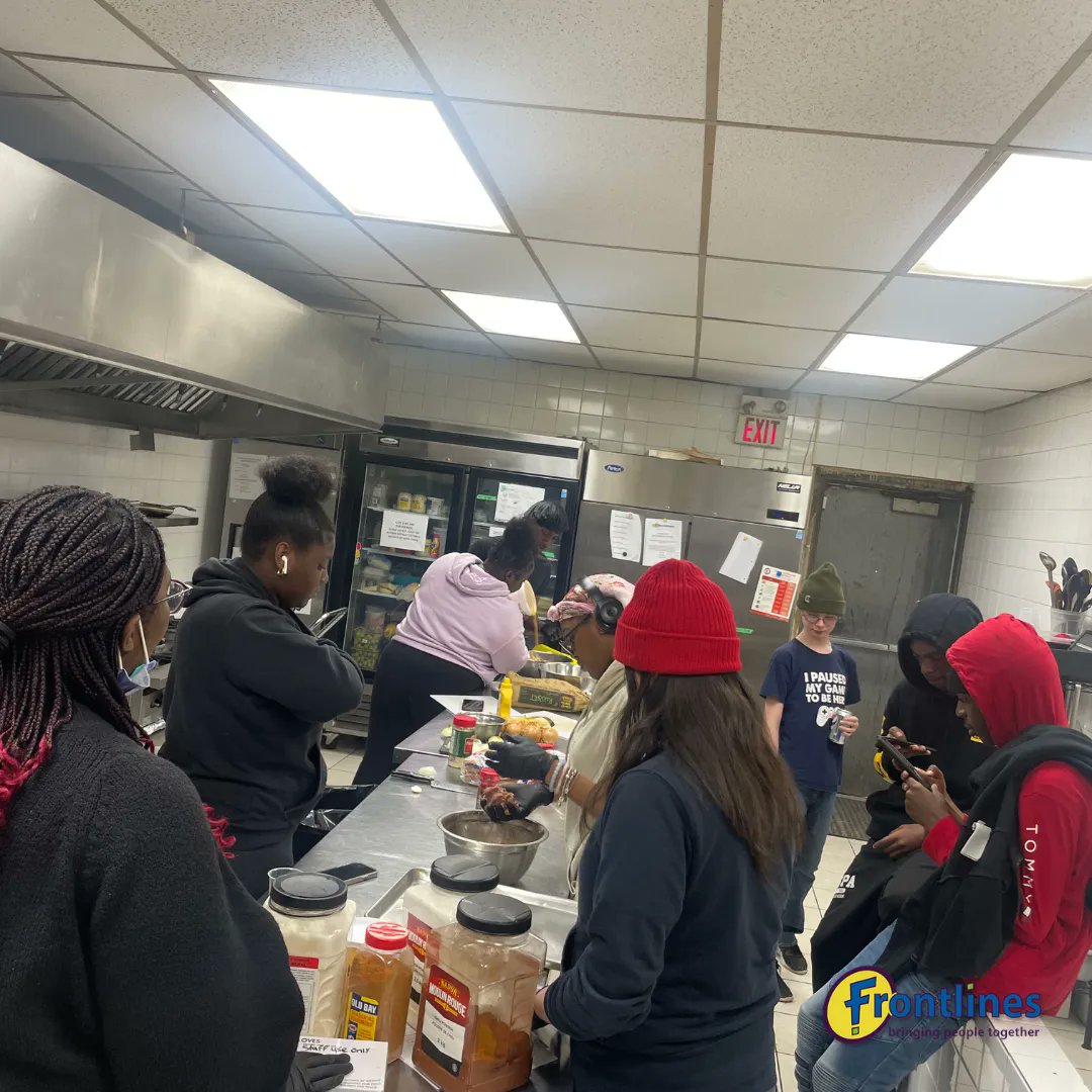 frontlinesto's tweet image. In our mental health cooking program our teens made Hamburgers and french fries and the topic of discussion was substance abuse. We talked about what may lead someone to get to this point and ways they can overcome the issue. 

#torontoyouth #torontocook #torontochef