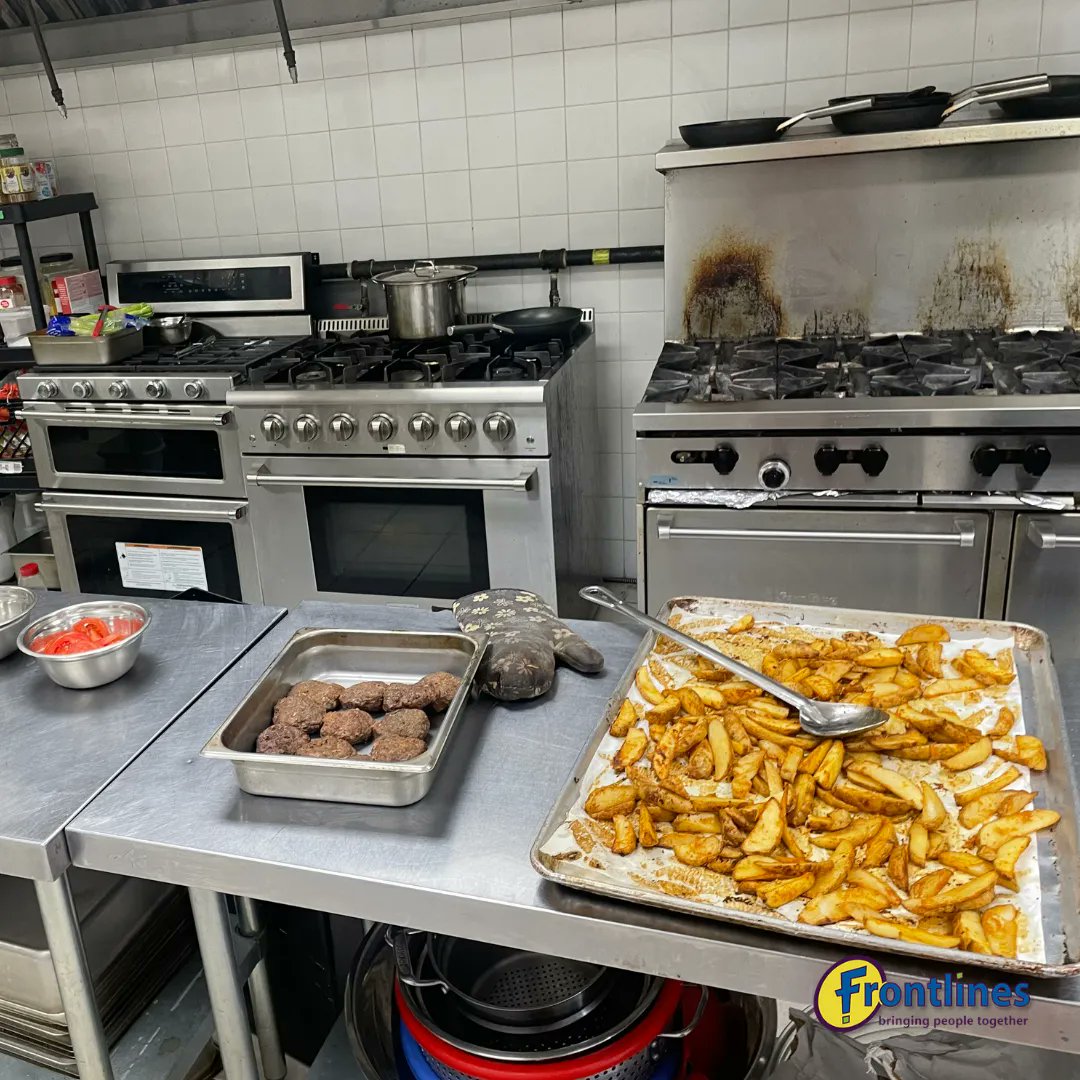 frontlinesto's tweet image. In our mental health cooking program our teens made Hamburgers and french fries and the topic of discussion was substance abuse. We talked about what may lead someone to get to this point and ways they can overcome the issue. 

#torontoyouth #torontocook #torontochef