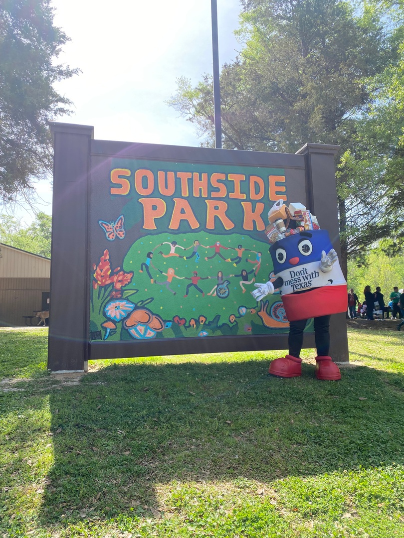 DMWT_Program's tweet photo. #DarrelTheBarrel was at the #GreatTylerCleanup for the Don't mess with Texas Trash-Off this past weekend! Thank you to all who showed up to help keep Texas litter free. Be sure to share your photos with the #DontmesswithTexas & #TrashOff hashtags for your chance to win some swag! https://t.co/AFeMmyjkMz