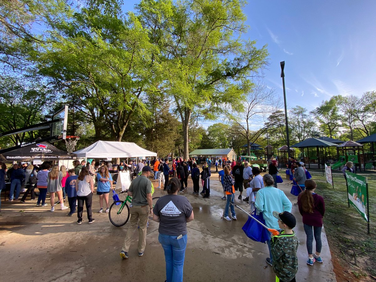 DMWT_Program's tweet photo. #DarrelTheBarrel was at the #GreatTylerCleanup for the Don't mess with Texas Trash-Off this past weekend! Thank you to all who showed up to help keep Texas litter free. Be sure to share your photos with the #DontmesswithTexas & #TrashOff hashtags for your chance to win some swag! https://t.co/AFeMmyjkMz