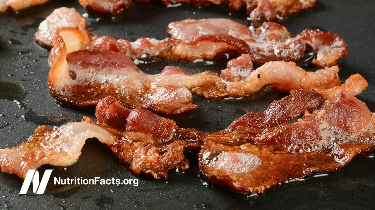 nutrition_facts's tweet photo. I quantify the risks of colon and rectal cancers from eating bacon, ham, hot dogs, sausage, and lunch meat. https://t.co/PpWaaiOAo8 https://t.co/hsABXJPiXq