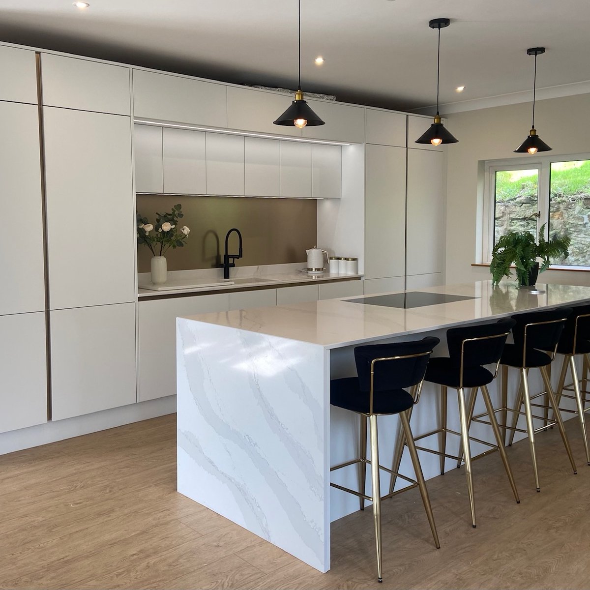 Masterclasskitc's tweet image. Say Hello to this sleek and modern handleless kitchen! 🤍✨ This minimalist design creates a seamless and sophisticated look that's both functional and beautiful. 🙌⁠

📷 H Line Sutton White with Metalix Bronze⁠
✏ Ratford Bridge⁠

#HandlelessKitchen #ModernDesign
