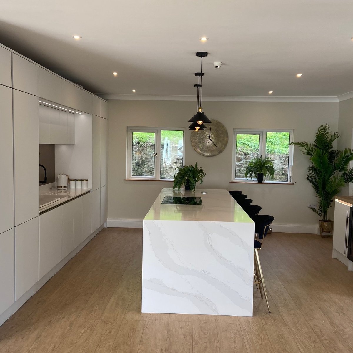Masterclasskitc's tweet image. Say Hello to this sleek and modern handleless kitchen! 🤍✨ This minimalist design creates a seamless and sophisticated look that's both functional and beautiful. 🙌⁠

📷 H Line Sutton White with Metalix Bronze⁠
✏ Ratford Bridge⁠

#HandlelessKitchen #ModernDesign